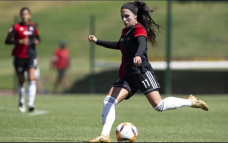 La jalisciense es también la primera persona que consigue el título de goleo en la historia de la institución atlista, pues en sus 102 años ningún jugador lo había logrado. MEXSPORT / ARCHIVO