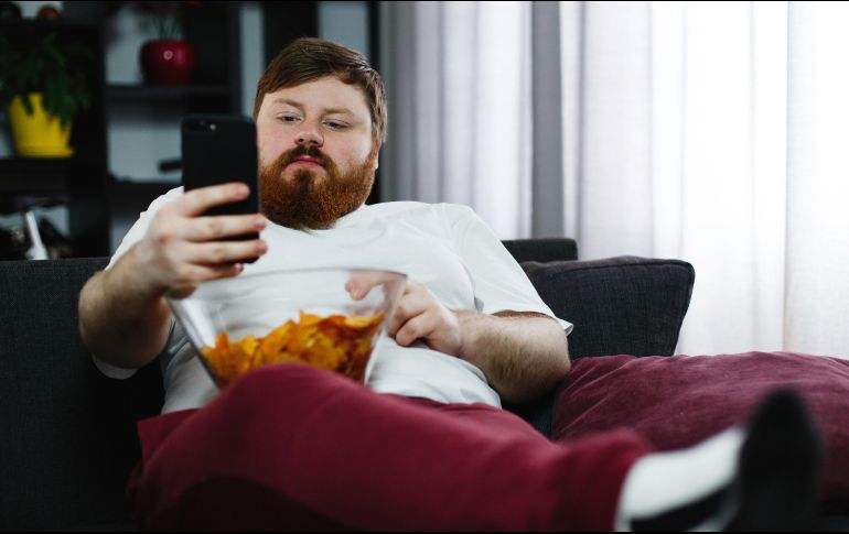 Especialistas advierten de los riesgos a la salud que representa estar mucho tiempo sentados. ESPECIAL / Freepik / freepic.diller