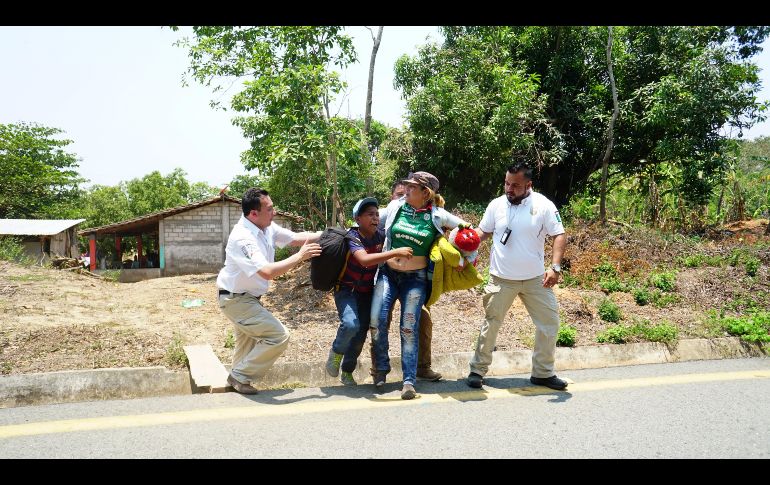 Miembros del Instituto Nacional de Migración de México detienen a un grupo durante un operativo este lunes, en el municipio de Pijijiapan.