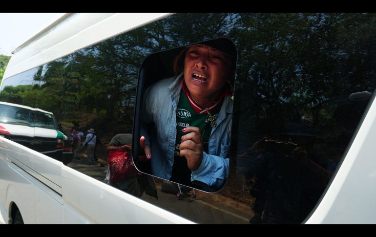 Una mujer grita desde una ventana tras ser detenida.
