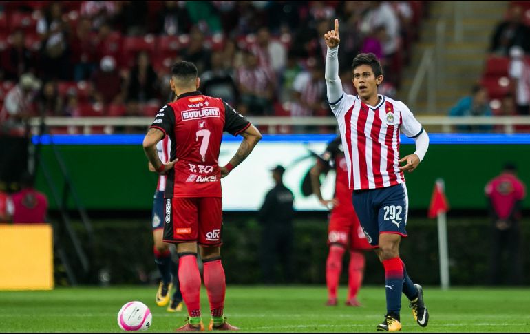 José Juan Macías (D) juega a préstamo con el León y es el mejor anotador mexicano del torneo. MEXSPORT/ARCHIVO