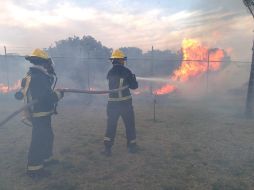 Personal de Bomberos Zapopan logró controlar y sofocar el fuego poco antes de las 21:00 horas. ESPECIAL / Bomberos de Zapopan