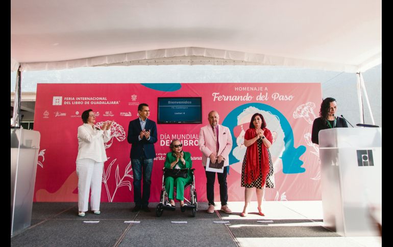 Autoridades de FIL Guadalajara y familiares del autor, celebraron al libro en la Explanada de la Rectoría de la UdeG. CORTESÍA / FIL GUADALAJARA