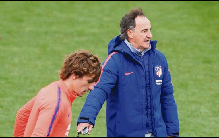 Antoine Griezmann controla el balón durante la práctica de ayer en el Wanda Metropolitano. EFE