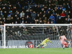 Luis Suárez convierte de penal el segundo gol del Barcelona para vencer ayer al Alavés. EFE