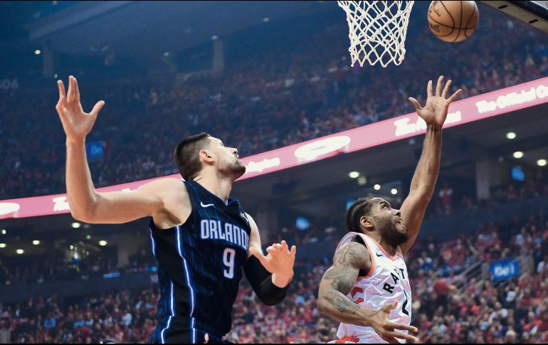 Kawhi Leonard (derecha) encabezó la ofensiva de Toronto al aportar 27 puntos para la victoria de su equipo. AP
