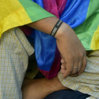 Migrantes de la comunidad gay sufren homofobia en caravanas