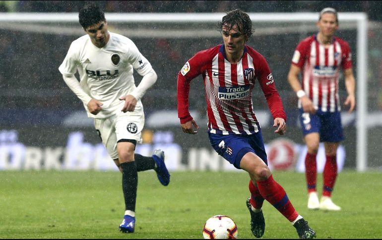 Griezmann (D) abrió el marcador para los Colchoneros al minuto 9'. EFE/R. Jiménez