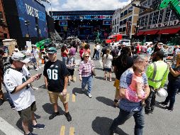 Espectadores a las afueras del lugar donde a partir de hoy y hasta el sábado se realizará el draft de la NFL. AP/M. Humphrey