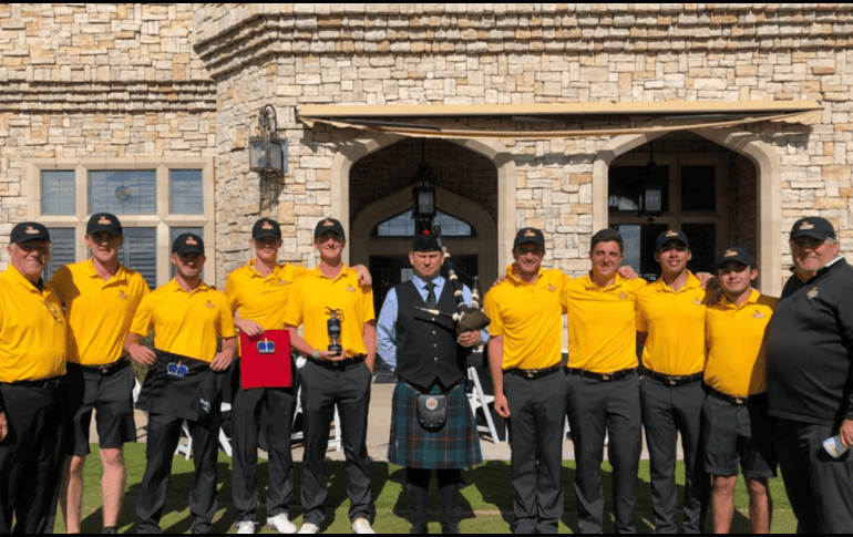 Miguel Maisterra con su equipo de golf en Las Vegas, Nevada.