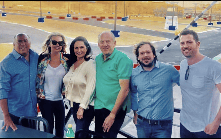 Grupo de amigos en Go Karts Checo Pérez.