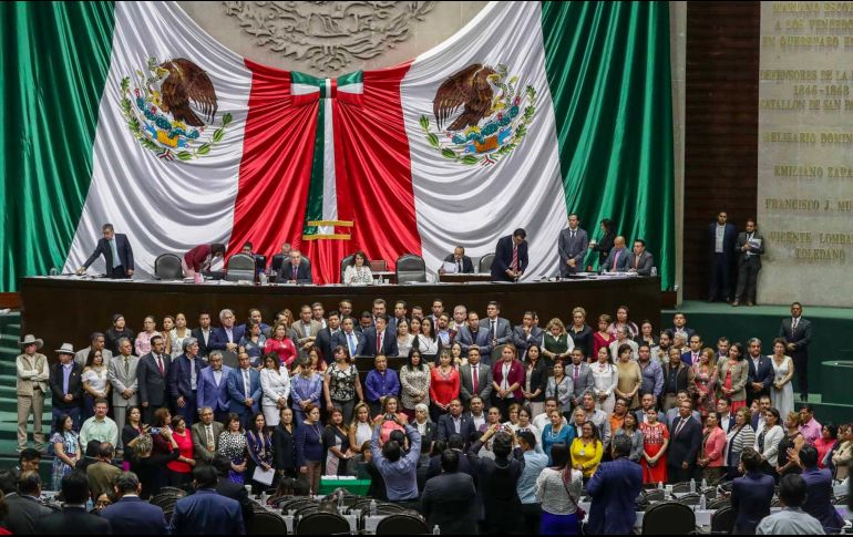 El diputado Mario Delgado, rodeado por los miembros de su bancada, en su intervención en la Cámara de Diputados durante la discusión de la reforma educativa. SUN/D. Sánchez