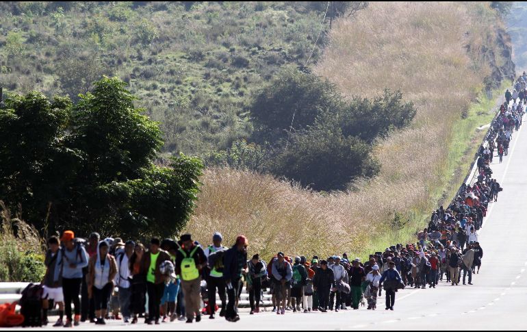 La disputa entre narcotraficantes por el control de las rutas del Noreste han hecho que más migrantes hagan el viaje rumbo a EU por el Pacífico. En la foto, la caravana de 2018 a su paso por Jalisco. AFP/U. Ruiz
