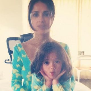 Salma Hayek enternece con foto en pijama junto a su hija