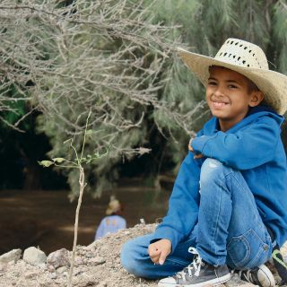 Extra A.C. reverdece parque en Atotonilco