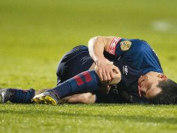 El mexicano no terminó el partido, tras sufrir una fuerte entrada en la rodilla derecha. EFE