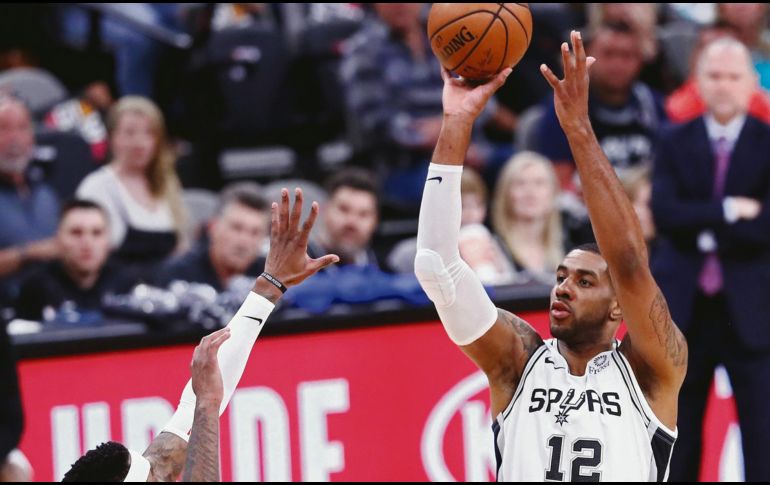 LaMarcus Aldridge (#12) fue el líder anotador de los Spurs con 26 puntos. EFE
