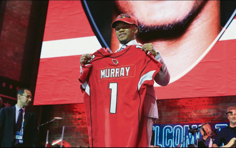 Tras ser elegido en el primer turno, posa con el jersey de Arizona. AFP