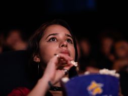Los fanáticos de los superhéroes llegaron al cine antes de que abrieran la mayoría de los comercios. AFP / F. Parra