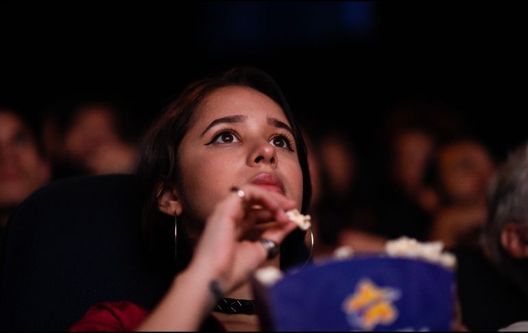 Los fanáticos de los superhéroes llegaron al cine antes de que abrieran la mayoría de los comercios. AFP / F. Parra