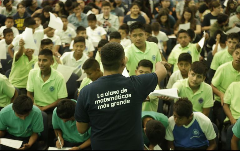 Tras impartir una breve lección de aritmética, el youtuber Julioprofe respondió preguntas de los alumnos y profesores sobre su trabajo. NTX/F. Atilano