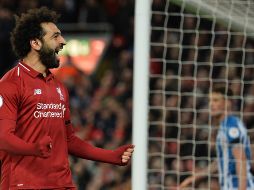 Mohamed Salah, del Liverpool, celebra uno de sus dos goles del partido (45+1', 83'). EFE/P. Powell