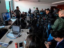 Periodistas cubren la audiencia del ex comandante de las FARC, Hernán Darío Velásquez Saldarriaga, sobre presuntas violaciones de acuerdos de paz. AFP/J. Barreto