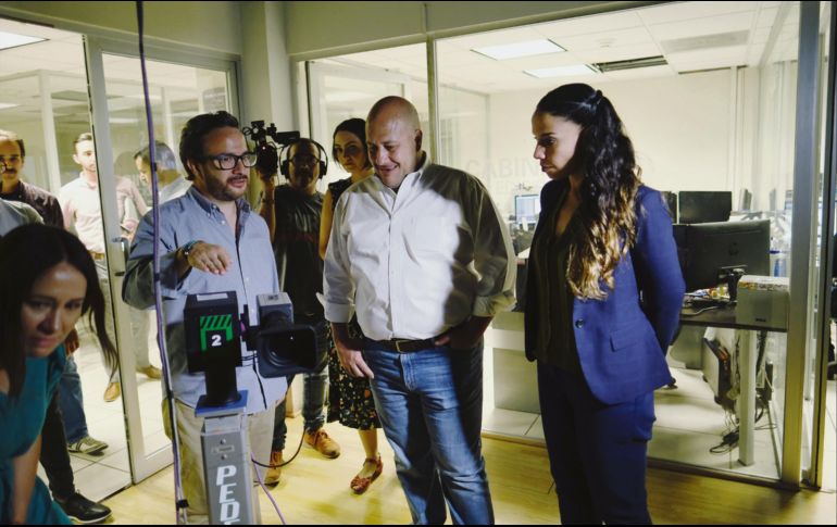 Alejandro Tavares y el gobernador del Estado, Enrique Alfaro, realizan una visita a las instalaciones del SJRTV. CORTESÍA