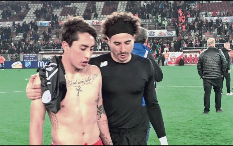 Govea y Ochoa dialogan tras el partido que ganó el Antwerp. @StandardLiegeES