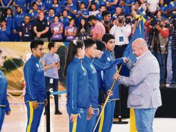 El gobernador Enrique Alfaro abandera a la escolta que representa a los seleccionados estatales. @codejalisco