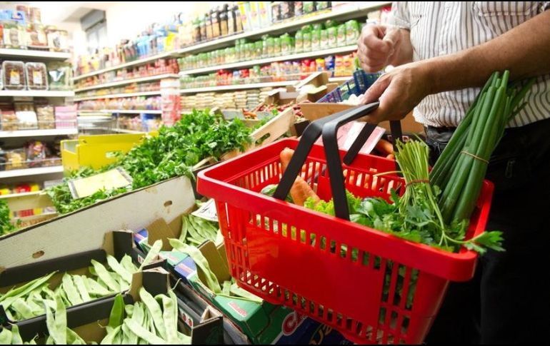 La ingesta insuficiente de frutas y verduras, causa en todo el mundo aproximadamente 19% de los cánceres gastrointestinales, 31% de las cardiopatías isquémicas y 11% de los accidentes vasculares cerebrales. AFP / ARCHIVO