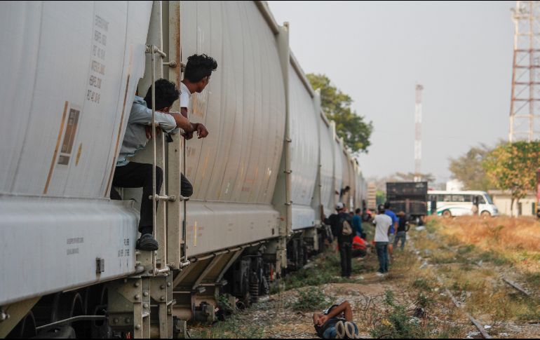 Cientos de migrantes más, luchan y siguen su camino hacia la frontera de Estados Unidos. EFE / L. Villalobos