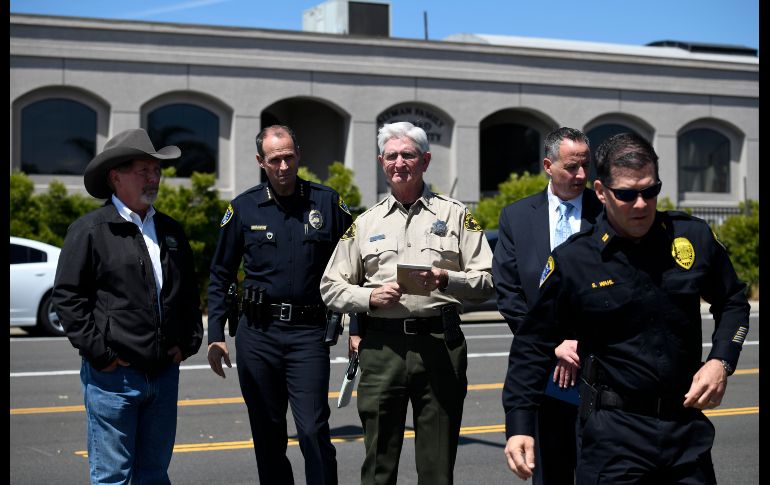 El sheriff del Condado de San Diego, Bill Gore, llega con otros oficiales al lugar del tiroteo. AP / D. Poroy