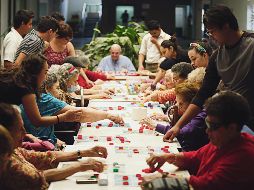 Diversión. Con la visita de los voluntarios, los pensionados se entretienen un rato jugando lotería. EL INFORMADOR / F. Atalino