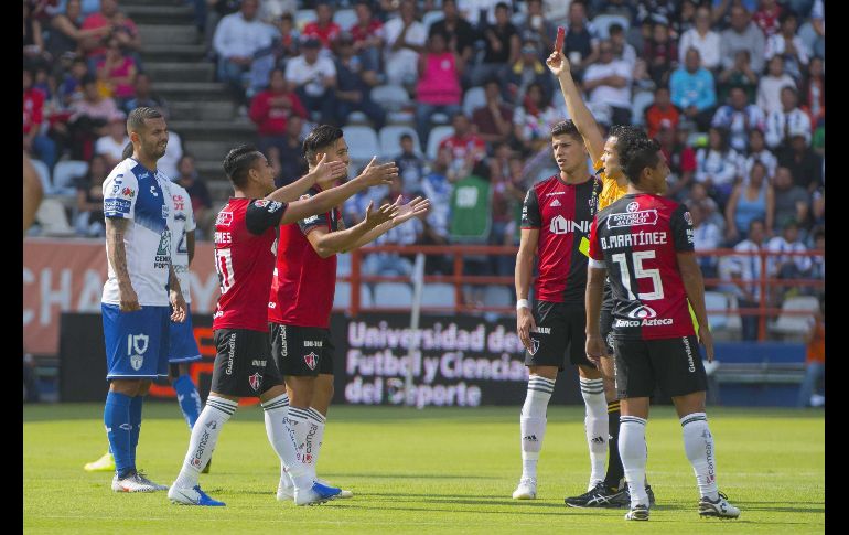 Apenas al minuto 5, Atlas ya tuvo su primer expulsión luego de jugada revisada en el VAR. MEXSPORT / A. Macías