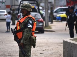 Los elementos también aseguraron un vehículo con reporte de robo y dos kilos de mariguana. EFE/A. Hernández