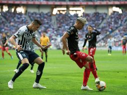 César Montes (i) de Rayados de Monterrey disputa el balón con Angel Sepúlveda (d) de Rayos de Necaxa, este sábado. EFE/M. Sierra