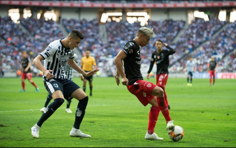 César Montes (i) de Rayados de Monterrey disputa el balón con Angel Sepúlveda (d) de Rayos de Necaxa, este sábado. EFE/M. Sierra