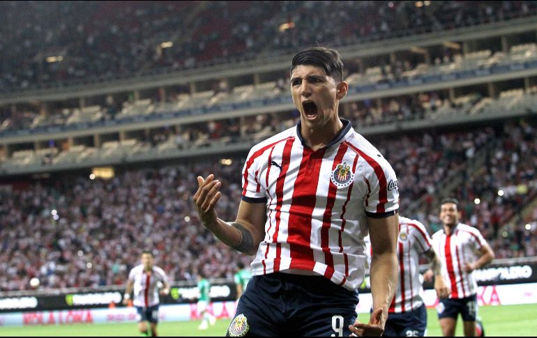 Pulido cobró la pena máxima que le dio el triunfo a Chivas. AFP