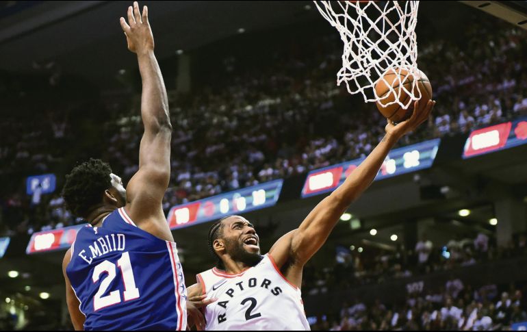 Kawhi Leonard (#2) fue líder anotador de los Raptors al conseguir 45 puntos ayer ante los 76ers. AP