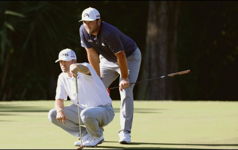 Jon Rahm (derecha) y Ryan Palmer es una de las dos parejas que comparten el liderato. AFP