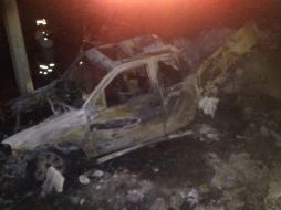 La camioneta se incendió y sus dos pasajeros fallecieron. TWITTER@BomberosNL