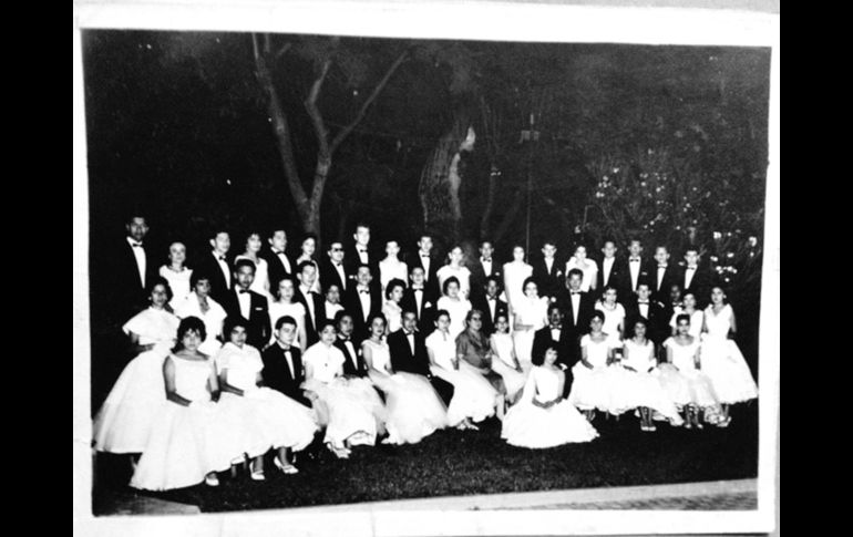 A propósito de la reciente publicación de un libro que recopila la historia de la “música moderna” en nuestra ciudad o, más bien la Historia del Rock en Guadalajara, extraemos estas imágenes de nuestro archivo de aquella inolvidable época de fines de los 50’s y comienzos de los 60’s. ¿La ocasión? Un baile de graduación en el verano del 59 de la Academia Treviño Martínez en el entonces elegante Casino de la Feria en el Parque Agua Azul. Y ni que decir que lo que más se bailó aquella noche fueron los hits de ese año -ya hace 60 años- Como “Rock del río Rojo”, “Personalidad”, “Venus” o “Tu Cabeza en mi Hombro” y desde luego todo el repertorio de The Platters. Ya entonces brillaban -además de las orquestas- el primer gran grupo de Rock: Los Gibson Boys o también Los Frenéticos... CORTESÍA / F. Partida