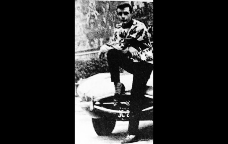 El año debe haber sido 1960/61 y aquí vemos al chaparrín César Costa luciendo sus mocasines italianos ya convertido en una auténtica estrella que al separarse de su grupo de Rock The Black Jeans, realizaba “covers” de las melodías de Paul Anka o Frankie Avalon. CORTESÍA / F. Partida