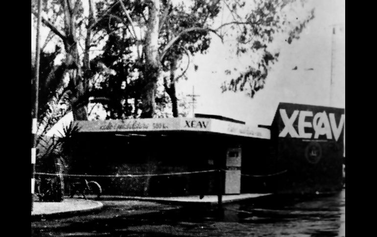 Y en un alarde de modernidad y adelantados a las estaciones de radio de la Cd. de México, XEAV CANAL 58, que por años fue la referencia para la música juvenil de esta Guadalajara; montó una estación móvil en el Parque Agua Azul durante una de las Ferias que hubo y, desde donde trasmitía al aire. El diseño del “stand” de lo más moderno y adelantado aún para estos tiempos. CORTESÍA / F. Partida