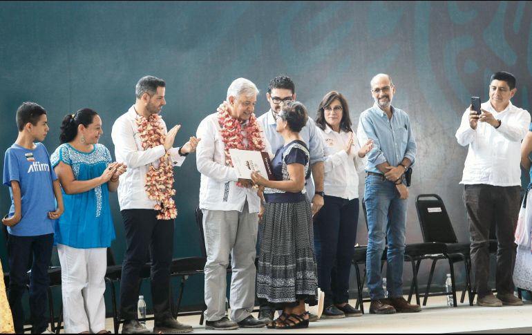 Andrés Manuel López Obrador estuvo acompañado del gobernador Alejandro Murat durante su estancia en Oaxaca. NOTIMEX