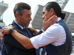 Caixinha (izq) no esconde su buen humor tras amarrar el pase a la Liguilla por segundo torneo en fila y acepta tomarse varias fotografías. AFP / R. Vázquez