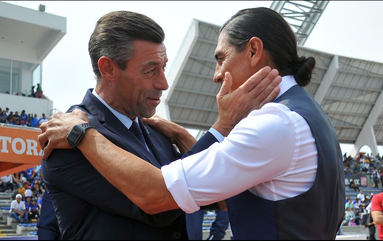 Caixinha (izq) no esconde su buen humor tras amarrar el pase a la Liguilla por segundo torneo en fila y acepta tomarse varias fotografías. AFP / R. Vázquez