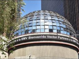 El mercado accionario local opera con un volumen de mil 016 millones de títulos, por un importe económico de 13.6 millones de pesos. ESPECIAL / bmv.com.mx