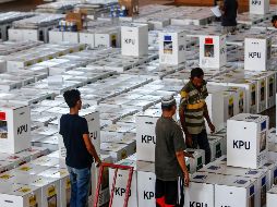 Empleados electorales ordenan las urnas antes de distribuirlas en las mesas electorales, el pasado 16 de abril, en Banda Aceh, Indonesia. EFE/H. Simanjuntak